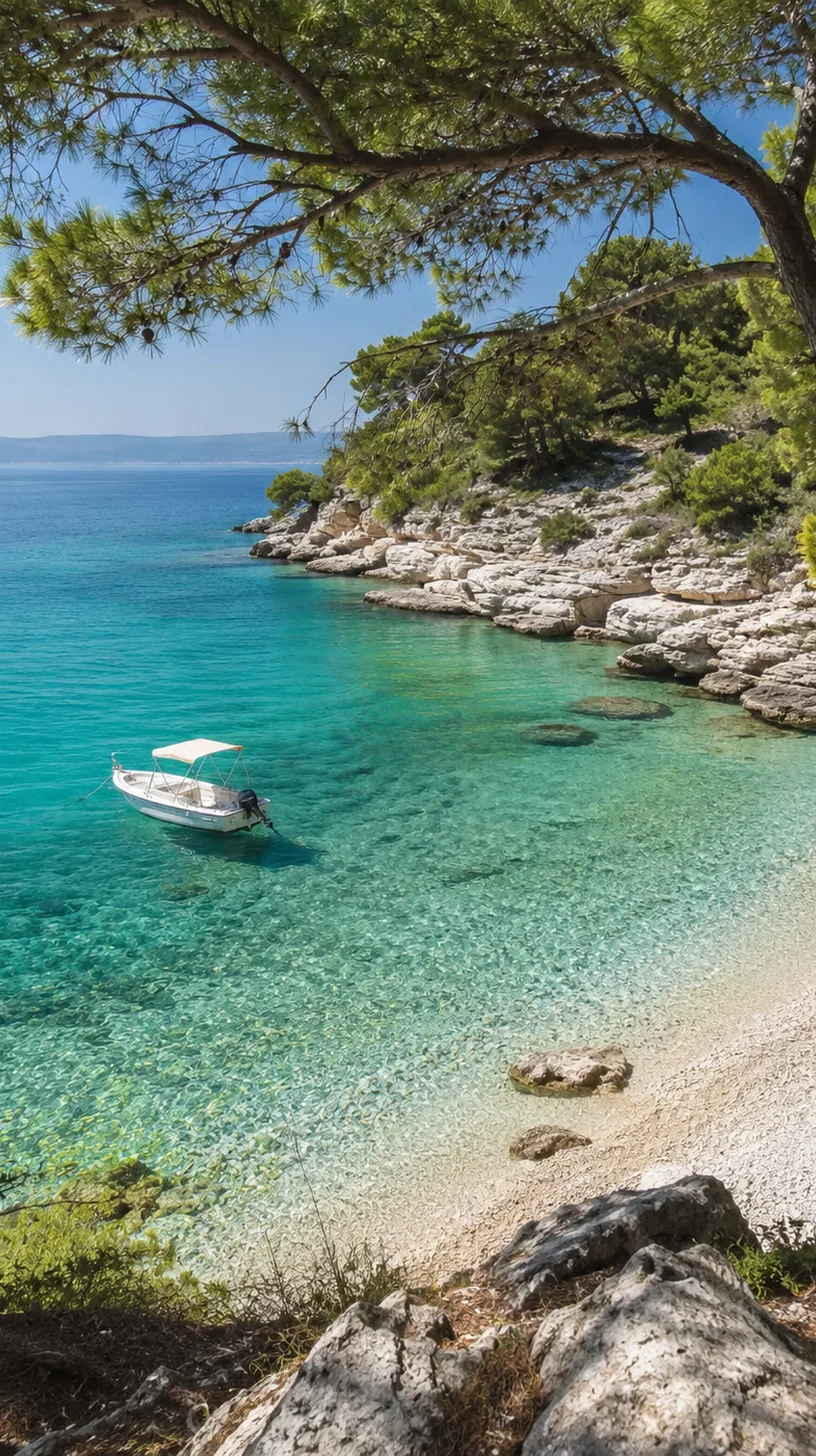 Obitelj na laganoj šetnji uz more i borove